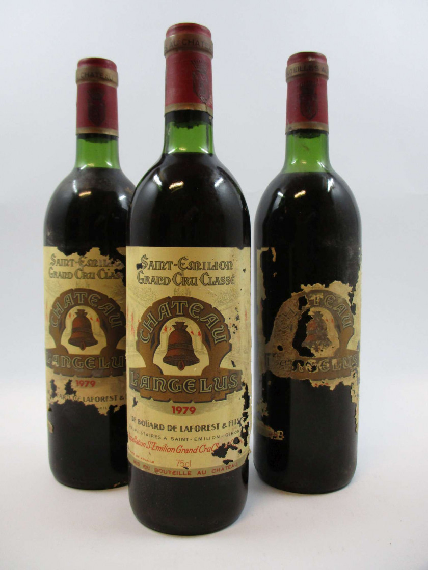 3 bouteilles CHÂTEAU ANGELUS 1979 1er GCC (A) Saint Emilion (2 légèrement bas
