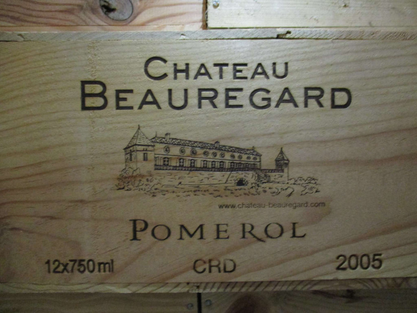 12 bouteilles CHÂTEAU BEAUREGARD 2005 Pomerol (Caisse bois d'origine)
