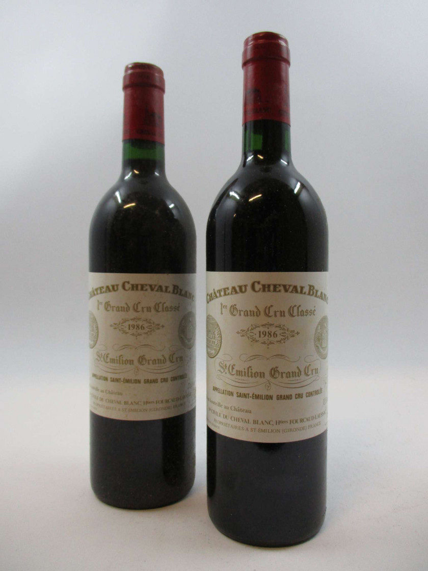 2 bouteilles CHÂTEAU CHEVAL BLANC 1986 1er GCC (A) Saint Emilion (étiquettes tachées)