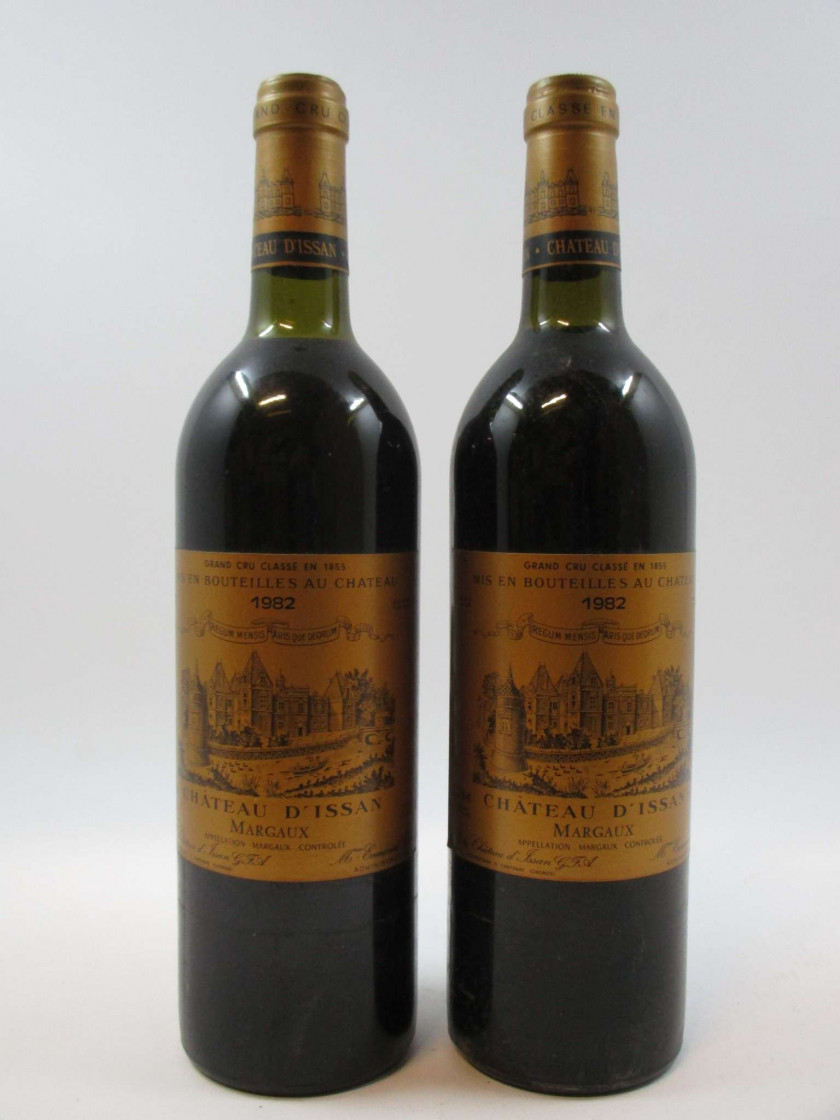 12 bouteilles CHÂTEAU D'ISSAN 1982 3è GC Margaux (6 légèrement bas