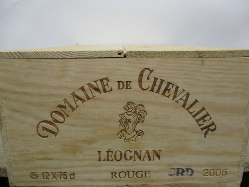 12 bouteilles DOMAINE DE CHEVALIER 2005 CC Pessac Léognan (Caisse bois d'origine)