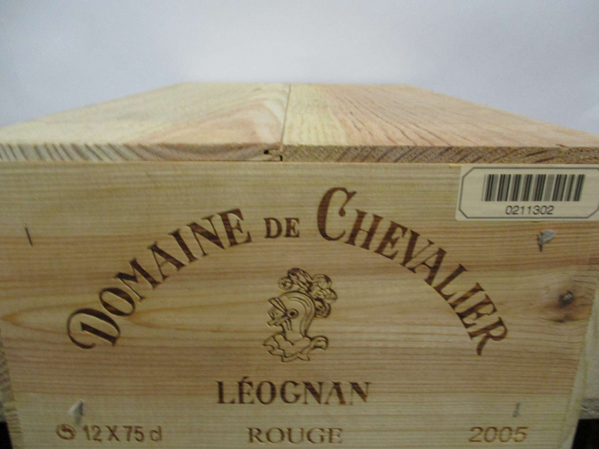 12 bouteilles DOMAINE DE CHEVALIER 2005 CC Pessac Léognan (Caisse bois d'origine)