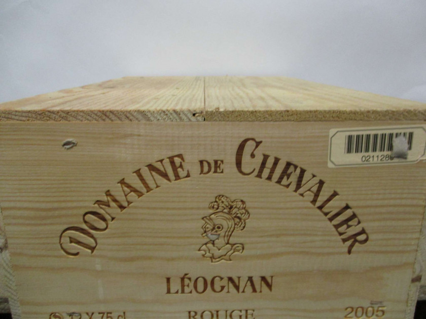 12 bouteilles DOMAINE DE CHEVALIER 2005 CC Pessac Léognan (Caisse bois d'origine)