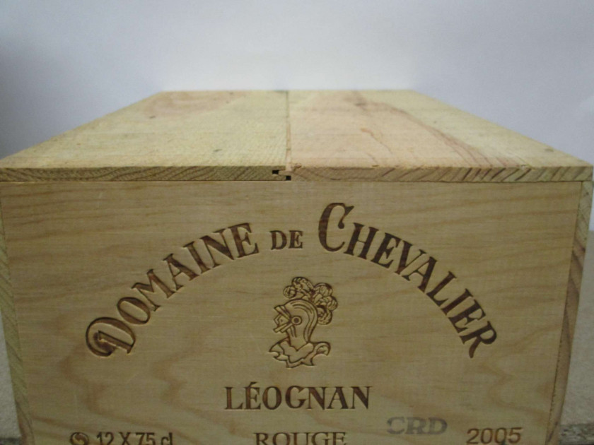12 bouteilles DOMAINE DE CHEVALIER 2005 CC Pessac Léognan (Caisse bois d'origine)
