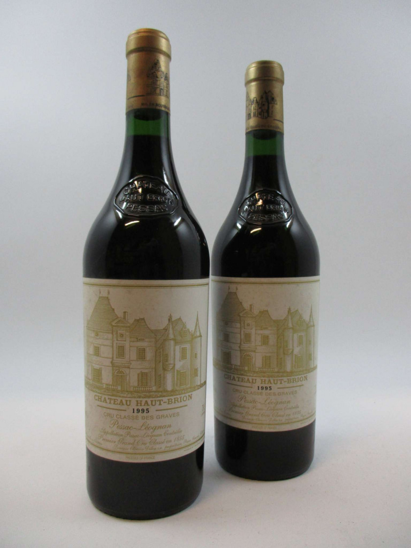 2 bouteilles CHÂTEAU HAUT BRION 1995 1er GC Pessac Léognan (étiquettes léger tachées)