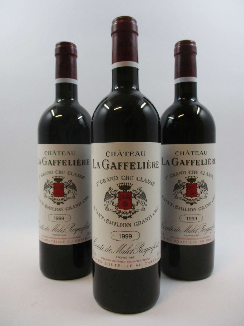 12 bouteilles CHÂTEAU LA GAFFELIERE 1999 1er GCC (B) Saint Emilion (étiquettes fanées)