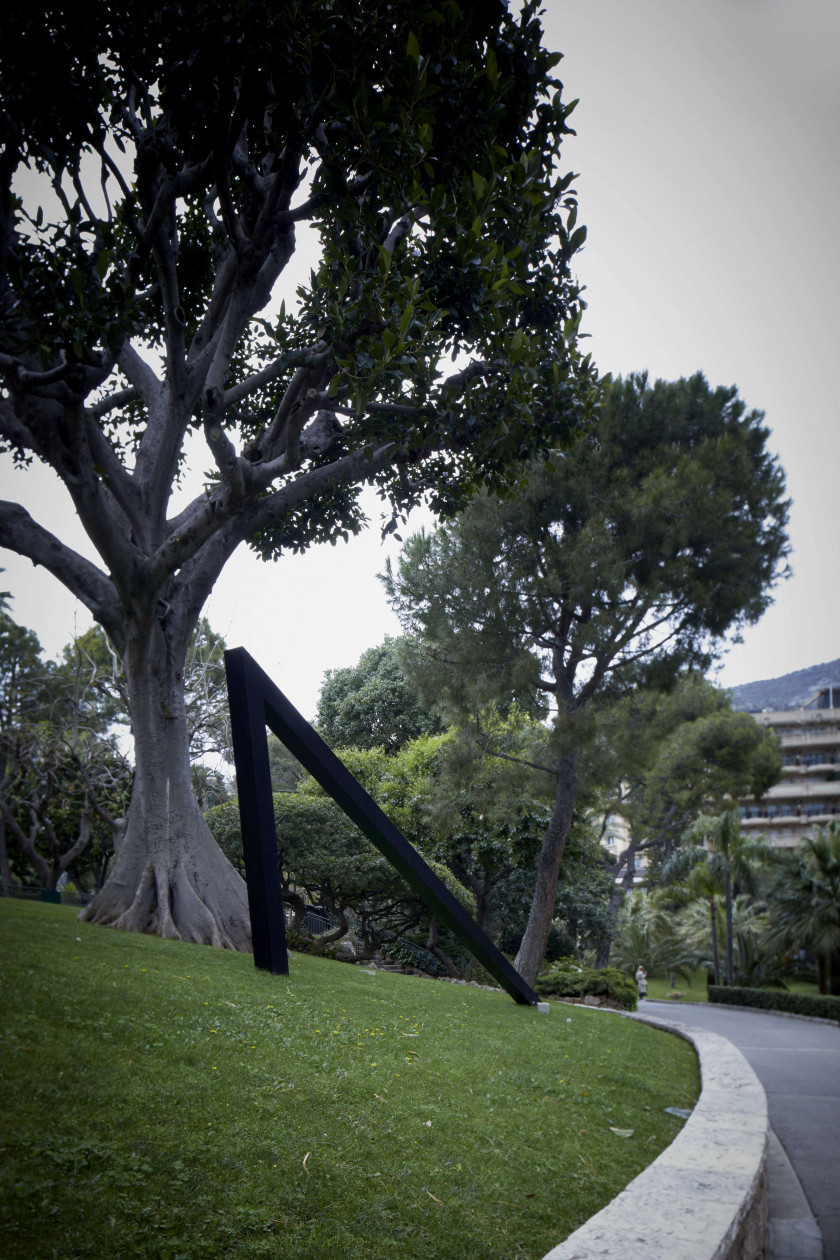 Bernar VENET (Né en 1941) 56.5° ANGLE - 1984 Acier peint en noir