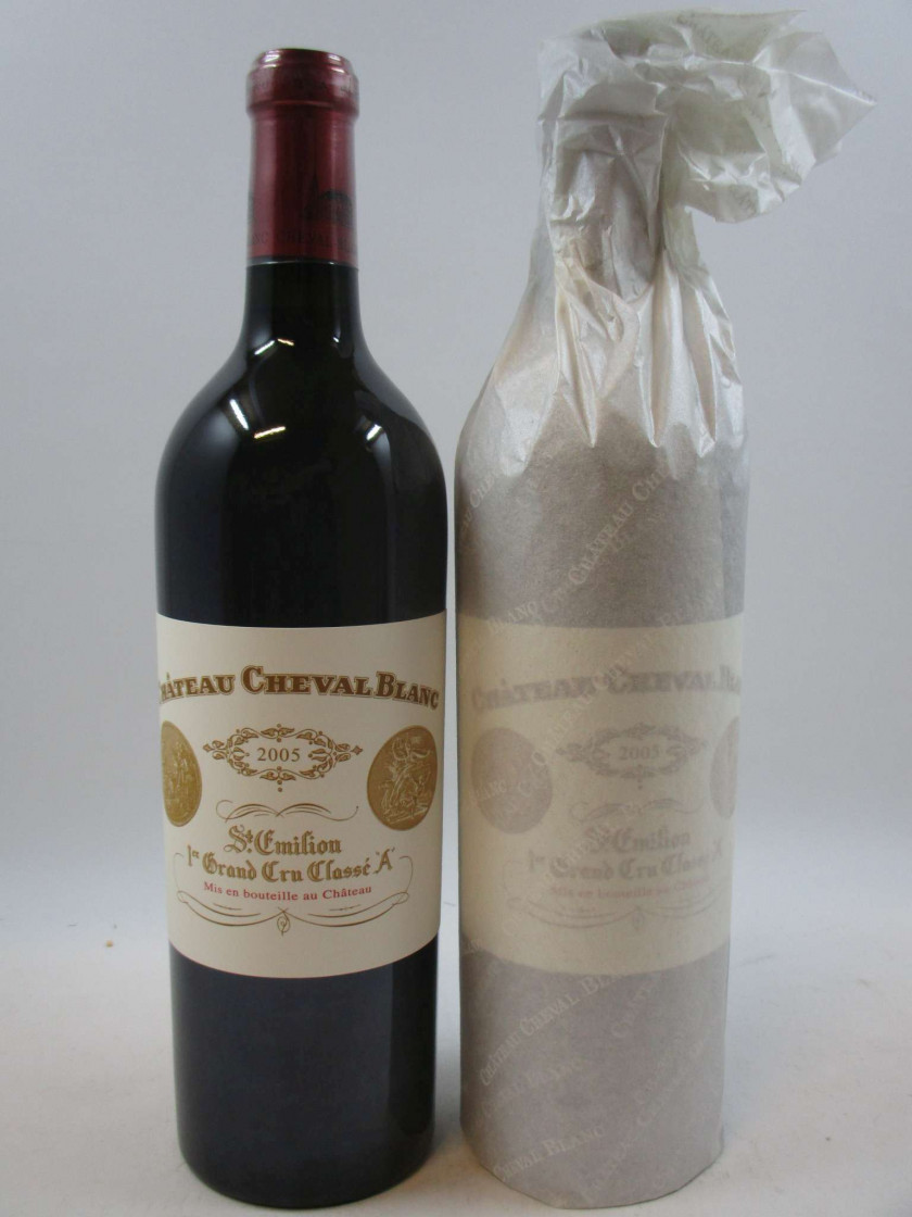 12 bouteilles CHÂTEAU CHEVAL BLANC 2005 1er GCC (A) Saint Emilion Caisse bois d'origine (léger abimée)