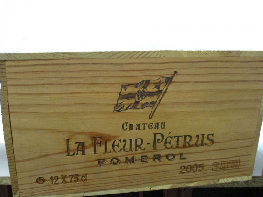 12 bouteilles CHÂTEAU LA FLEUR PETRUS 2005 Pomerol Caisse bois d'origine
