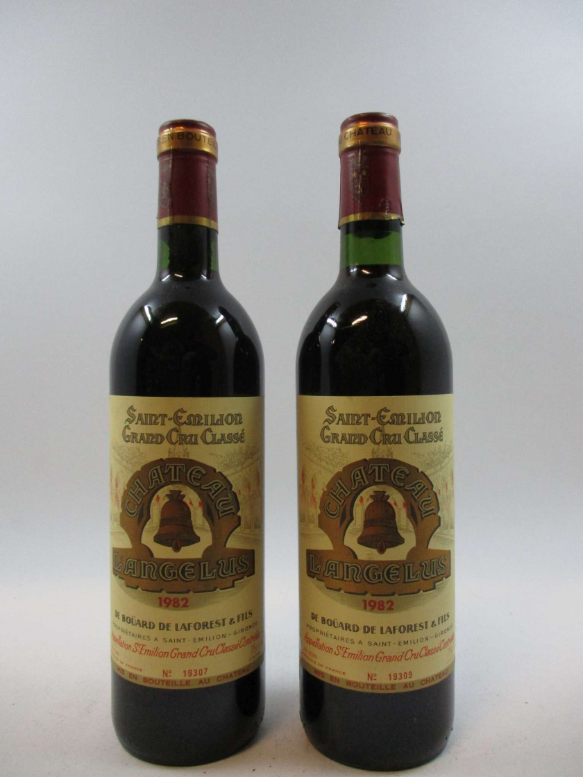 2 bouteilles CHÂTEAU ANGELUS 1982 1er GCC (B) Saint Emilion  (1 base goulot