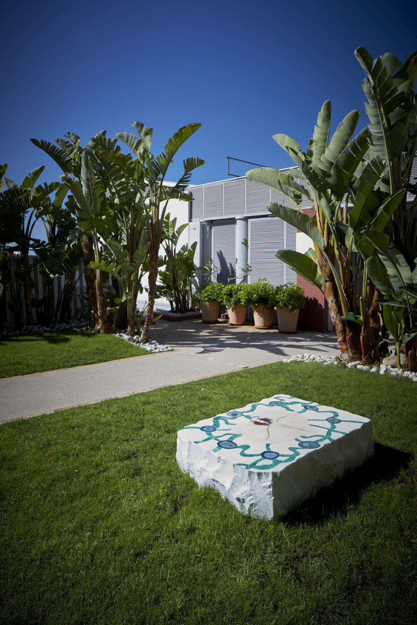 Marc QUINN Né en 1964 REEF TABLE - 2008 Marbre blanc et marqueterie de pierres dures