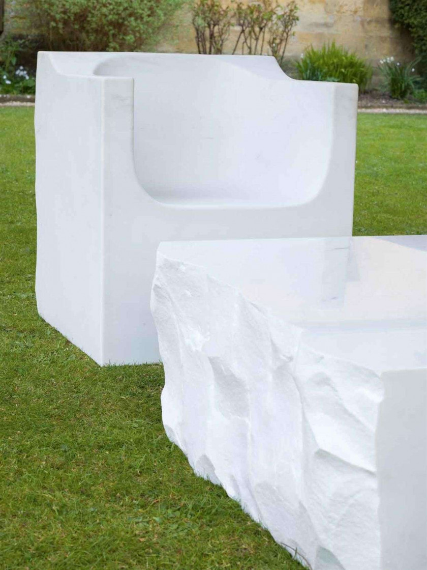 Marc QUINN Né en 1964 MOUNTAIN CHAIR & LAKE TABLE - 2008 Fauteuil et Table en Marbre blanc de Carrare