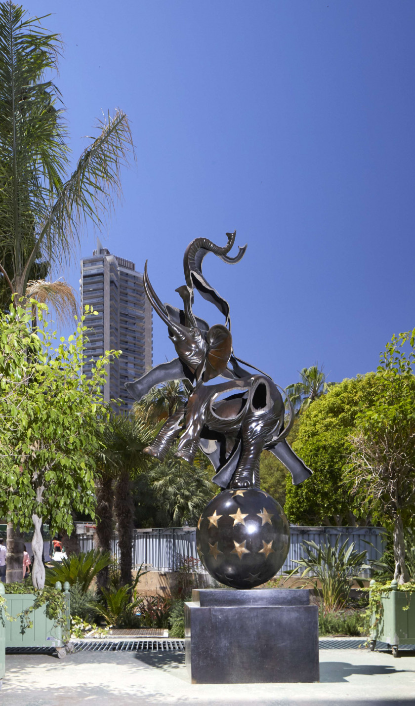 ¤ ARMAN (1928-2005) SANS TITRE - 1997 Éléphant en bronze découpé sur boule de cirque, monté sur une base carrée