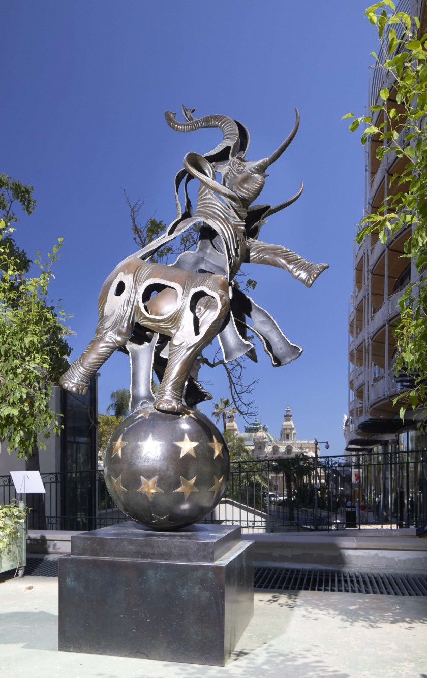 ¤ ARMAN (1928-2005) SANS TITRE - 1997 Éléphant en bronze découpé sur boule de cirque, monté sur une base carrée