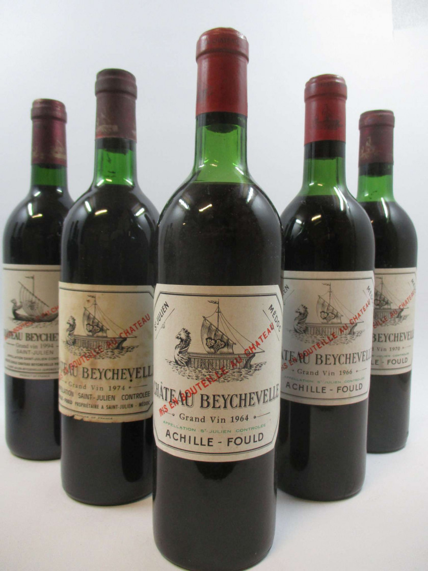 9 bouteilles 2 bts : CHÂTEAU BEYCHEVELLE 1964 4è GC Saint Julien (haute épaule, étiquettes fanées)