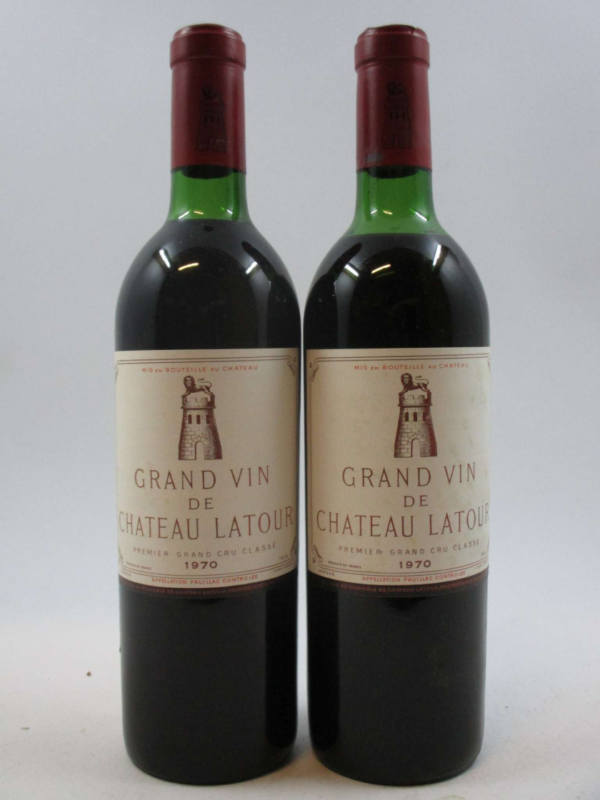 2 bouteilles CHÂTEAU LATOUR 1970 1er GC Pauillac (1 légèrement bas, 1 haute épaule, 1 étiquette tachée