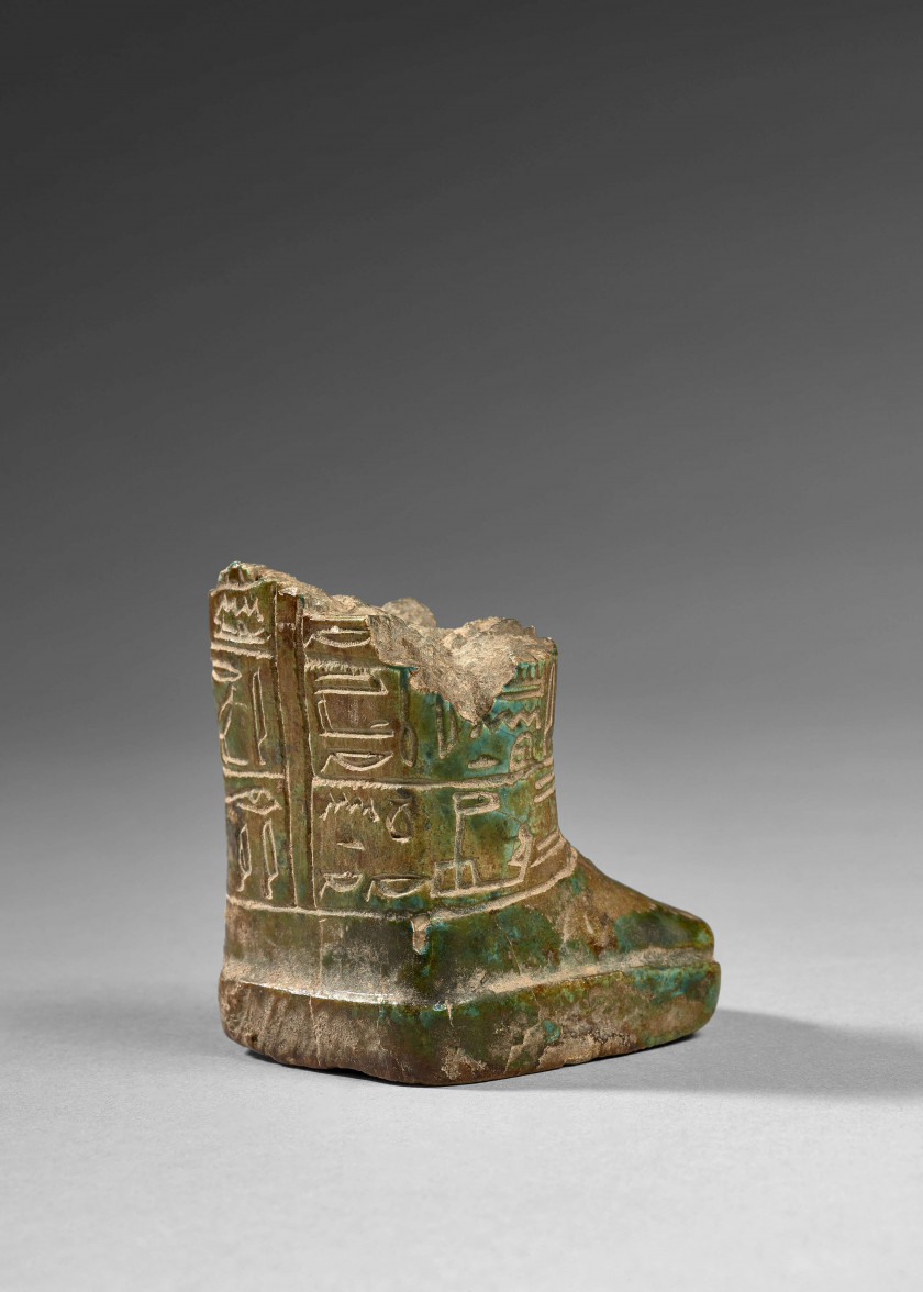 ÉGYPTE, FIN DE LA XXVe DYNASTIE  Fragment inférieur d'Oushebti au nom de Padiamenopé en stéatite émaillée