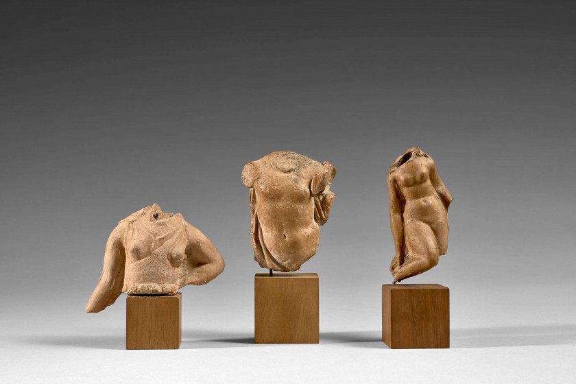 ART GRECO-ROMAIN, VERS LE 1er SIÈCLE  Trois figures en terre cuite