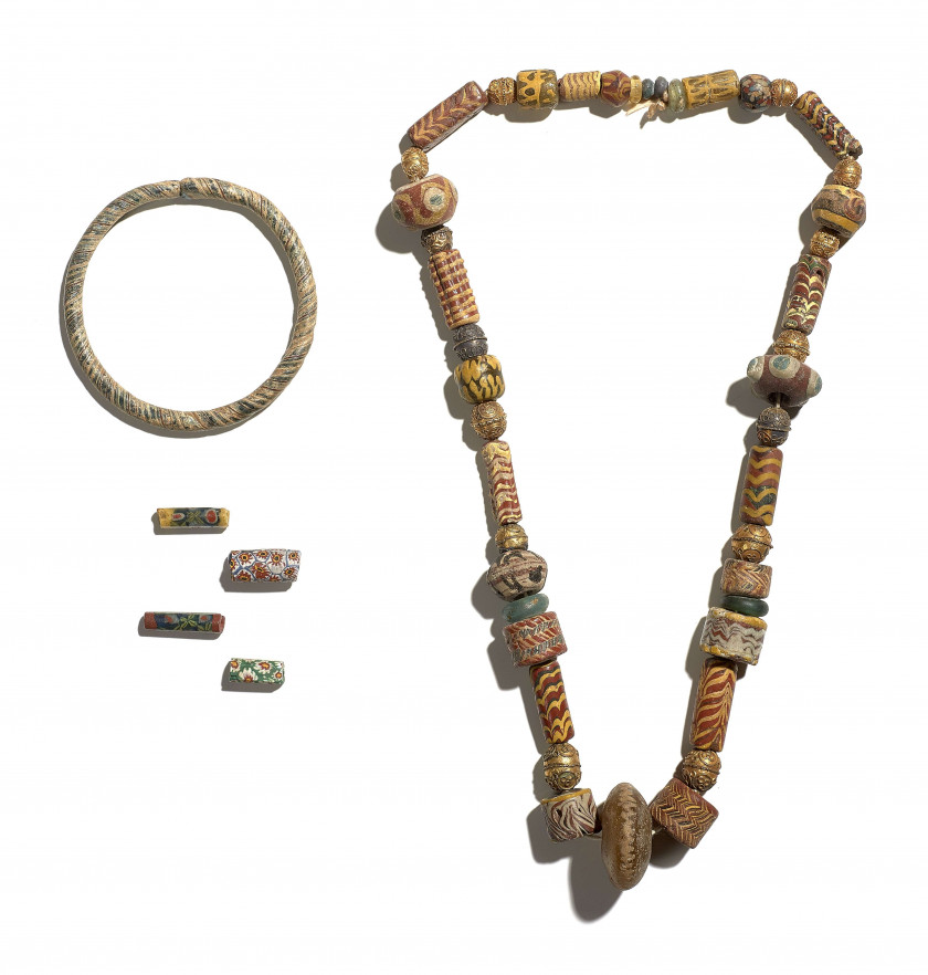 ÉGYPTE OU MÉDITERRANÉE ORIENTALE, ÉPOQUE ROMAINE  Bijoux et perles en verre