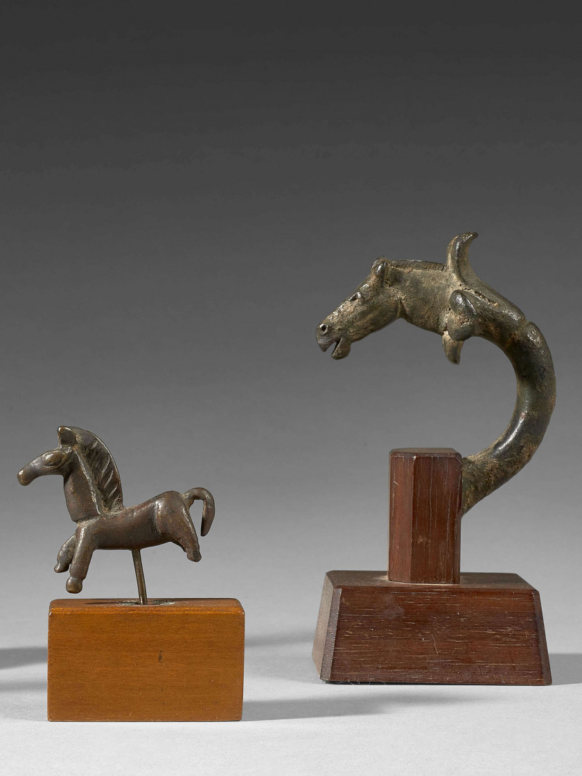 PROBABLEMENT ART ROMAIN, VERS LE 2e - 3e SIÈCLE  Deux figures équestres en bronze