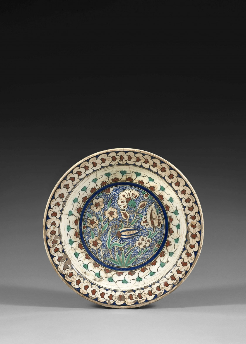 IZNIK, ART OTTOMAN, XVIIe SIÈCLE  Grand plat à décor de fleurs