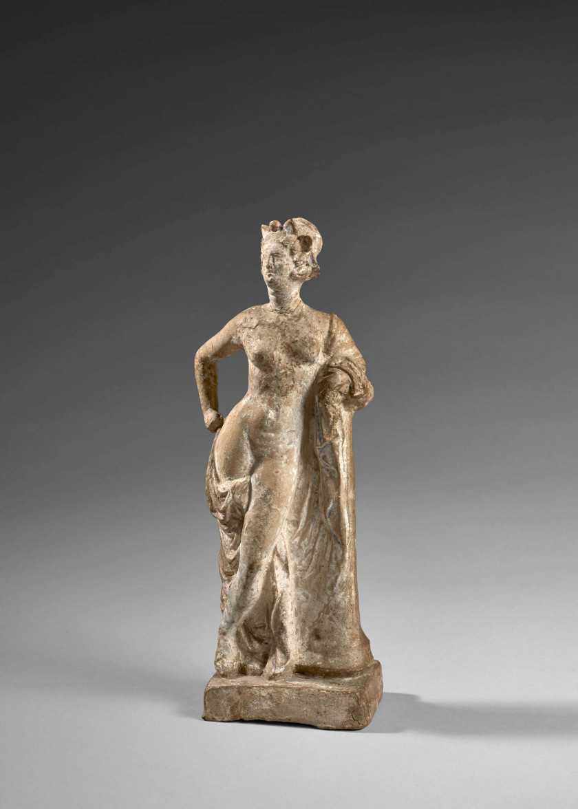 GRÈCE, PROBABLEMENT ATELIER DE TANAGRA, 4e - 3e SIECLE AV. J.C.  Statuette féminine en terre cuite