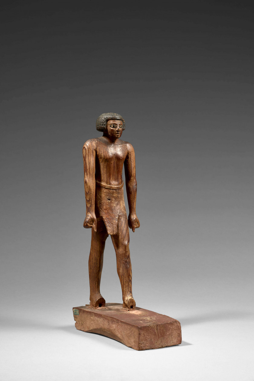 ÉGYPTE, NÉCROPOLE DE MEIR, MOYEN-EMPIRE, XIe-XIIe DYNASTIE  Statuette de dignitaire en bois