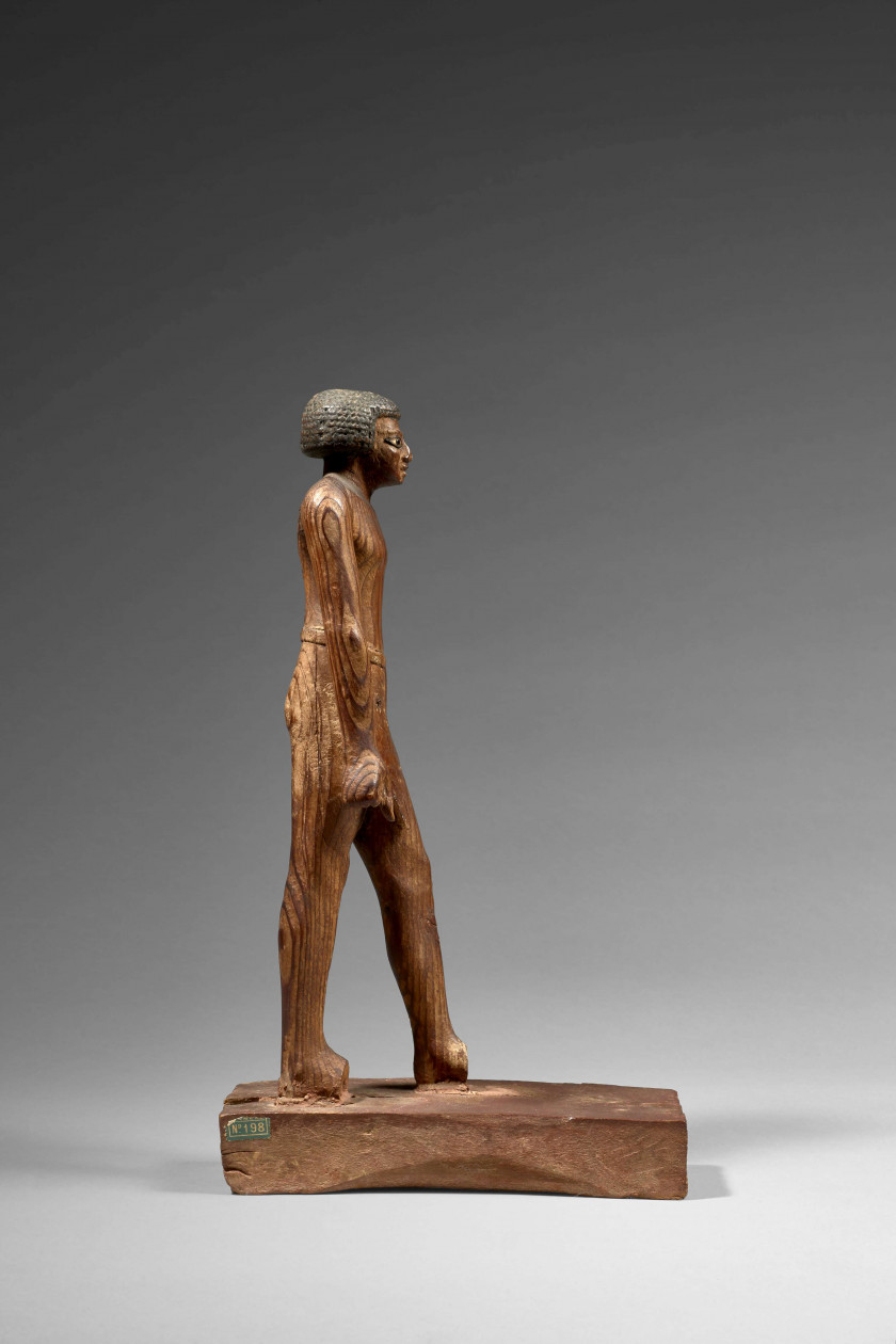 ÉGYPTE, NÉCROPOLE DE MEIR, MOYEN-EMPIRE, XIe-XIIe DYNASTIE  Statuette de dignitaire en bois