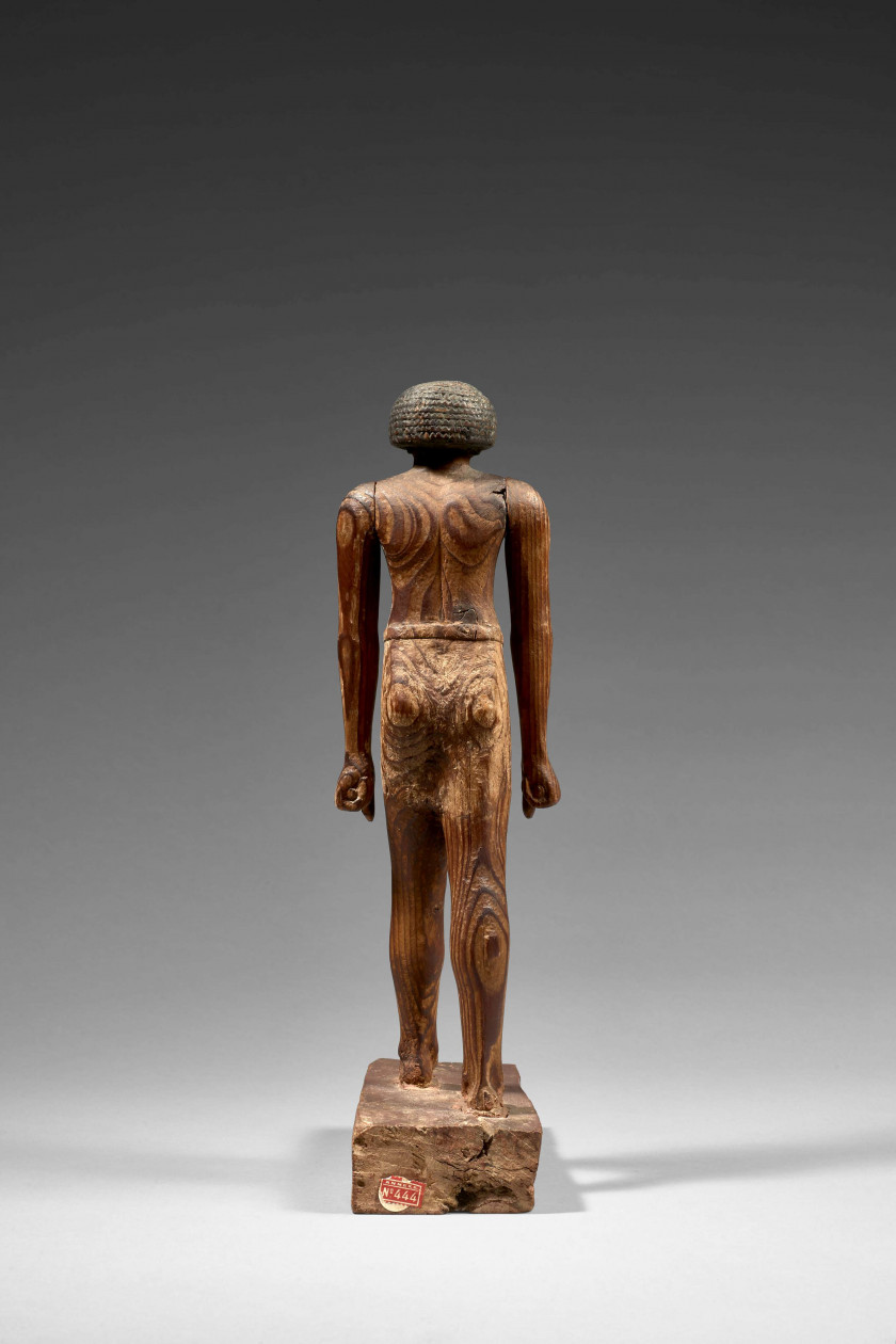 ÉGYPTE, NÉCROPOLE DE MEIR, MOYEN-EMPIRE, XIe-XIIe DYNASTIE  Statuette de dignitaire en bois