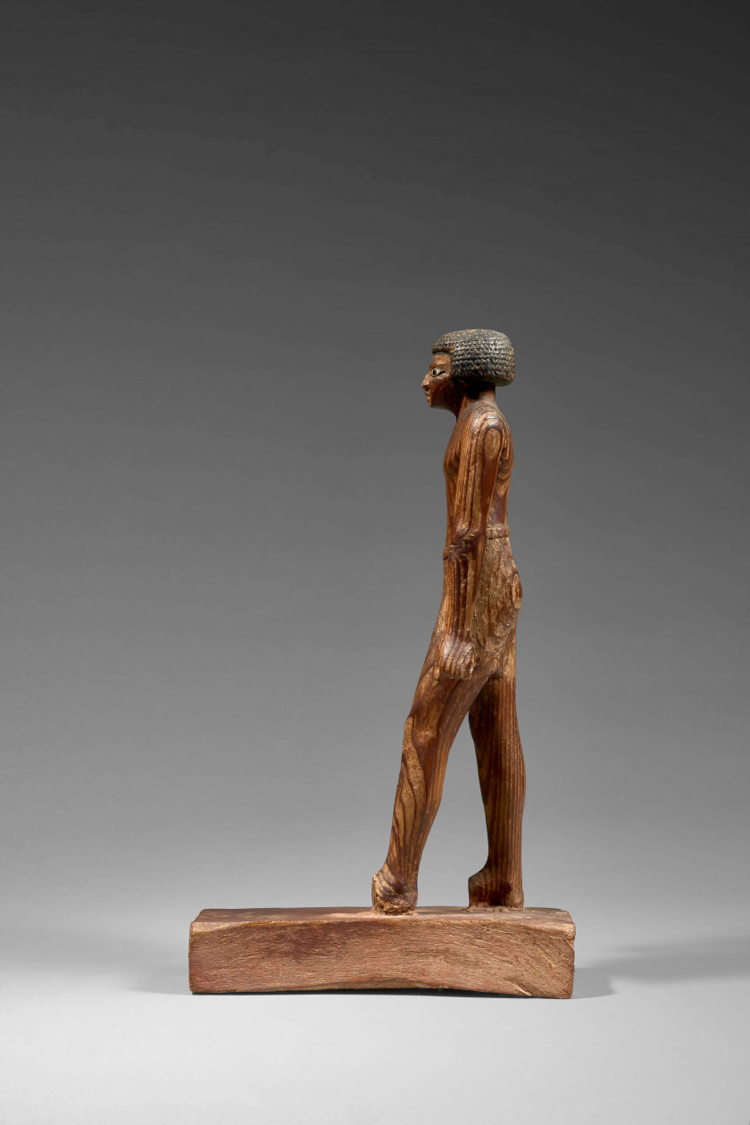 ÉGYPTE, NÉCROPOLE DE MEIR, MOYEN-EMPIRE, XIe-XIIe DYNASTIE  Statuette de dignitaire en bois