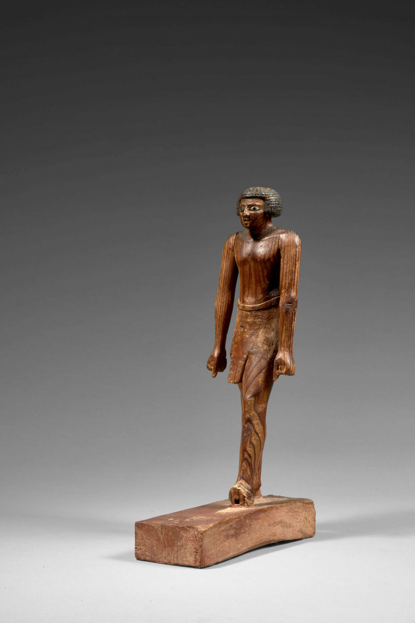 ÉGYPTE, NÉCROPOLE DE MEIR, MOYEN-EMPIRE, XIe-XIIe DYNASTIE  Statuette de dignitaire en bois