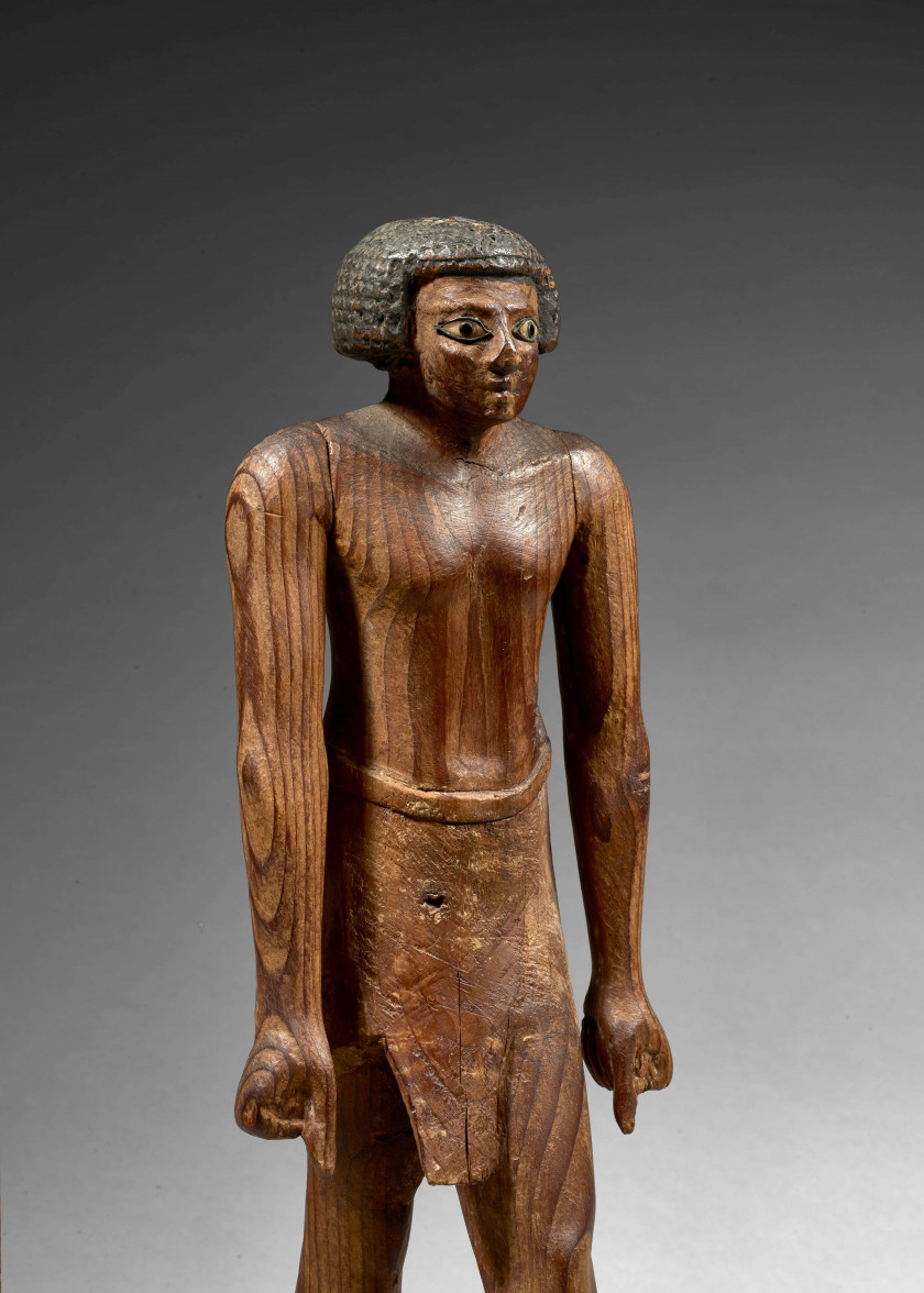 ÉGYPTE, NÉCROPOLE DE MEIR, MOYEN-EMPIRE, XIe-XIIe DYNASTIE  Statuette de dignitaire en bois