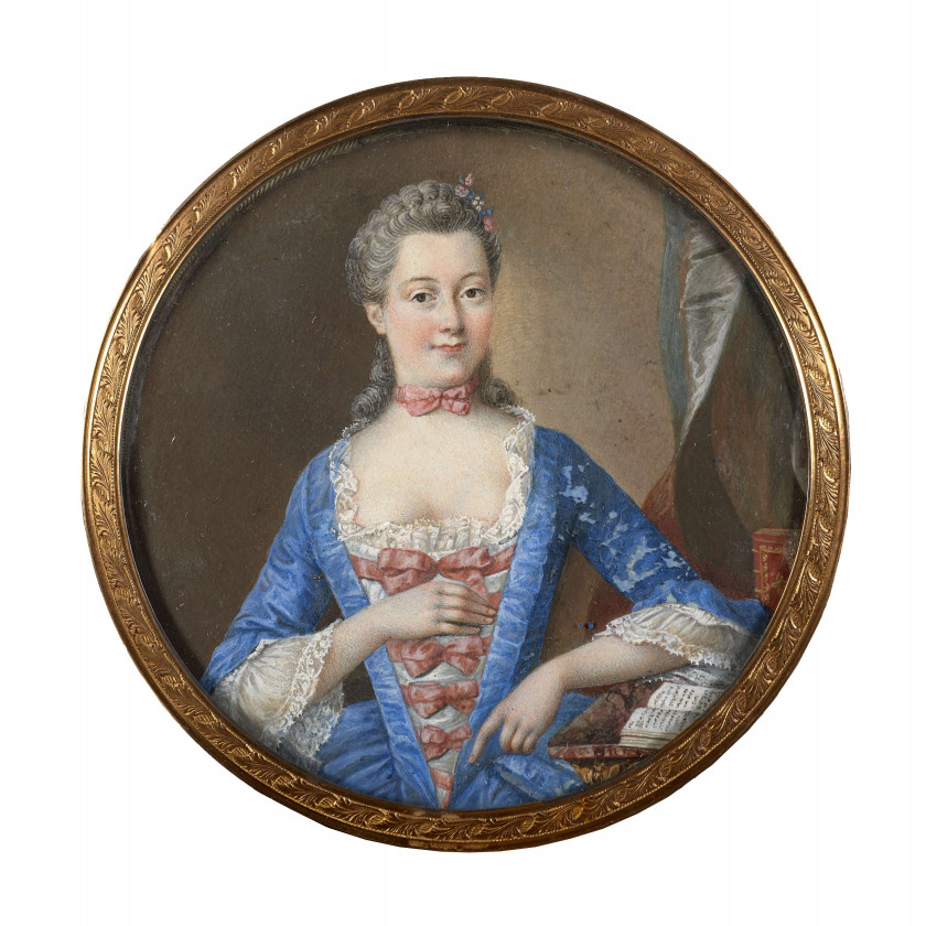 Ecole française du XVIIIe siècle  Portrait de femme à la robe bleue ornée de rubans framboise Miniature sur papier, de forme ronde