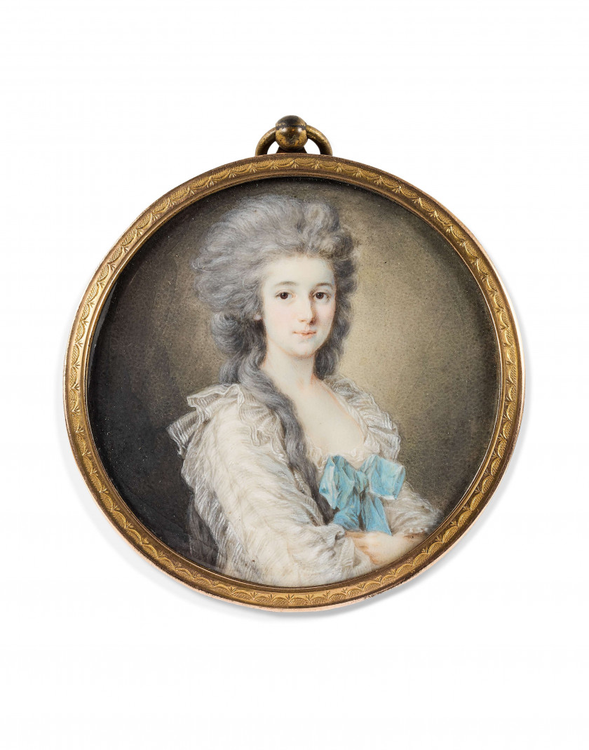 Ecole française de la fin du XVIIIe siècle  Jeune femme à la robe blanche ornée d'un ruban bleu Miniature sur ivoire, de forme ronde