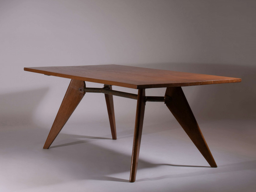 Jean PROUVE 1901-1984 Table de salle à manger - Circa 1945 Piètement et plateau en bois massif, entretoise en tube d'acier laqué "Bl..