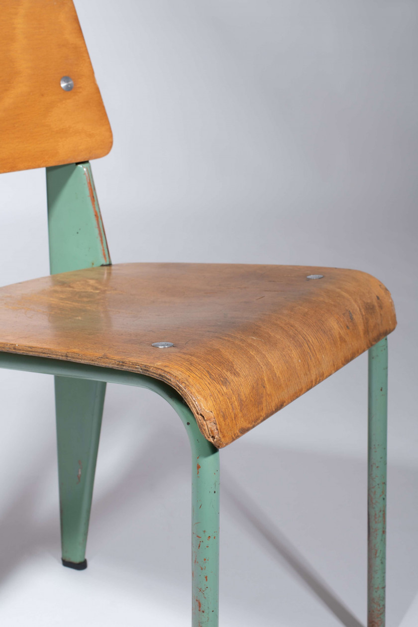 Jean PROUVE 1901-1984 Chaise mod. Métropole 305 dite «Standard» – 1950 Piètement et structure en tôle d'acier plié et laqué "Blé ver..