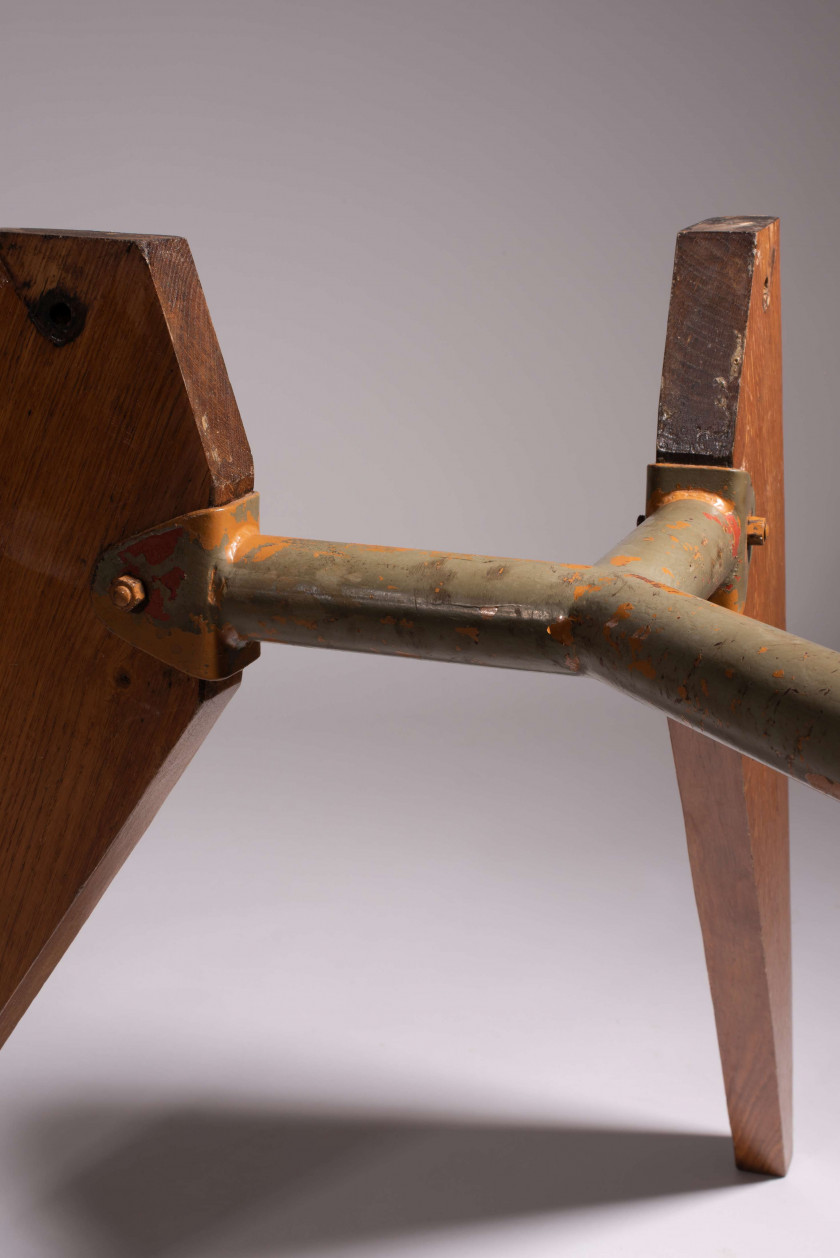 Jean PROUVE 1901-1984 Table de salle à manger - Circa 1945 Piètement et plateau en bois massif, entretoise en tube d'acier laqué "Bl..