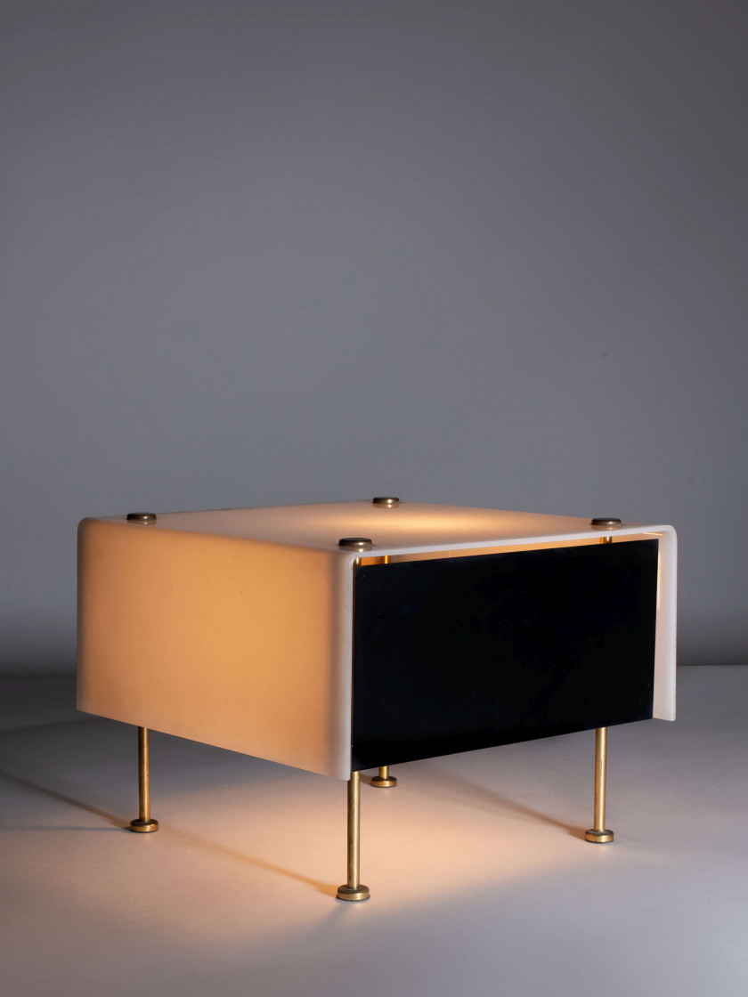 Pierre GUARICHE 1926-1995 Lampe de table mod. G60 - Création 1958 Base en laiton, métal laqué noir à l'extérieur et blanc à l'intéri.