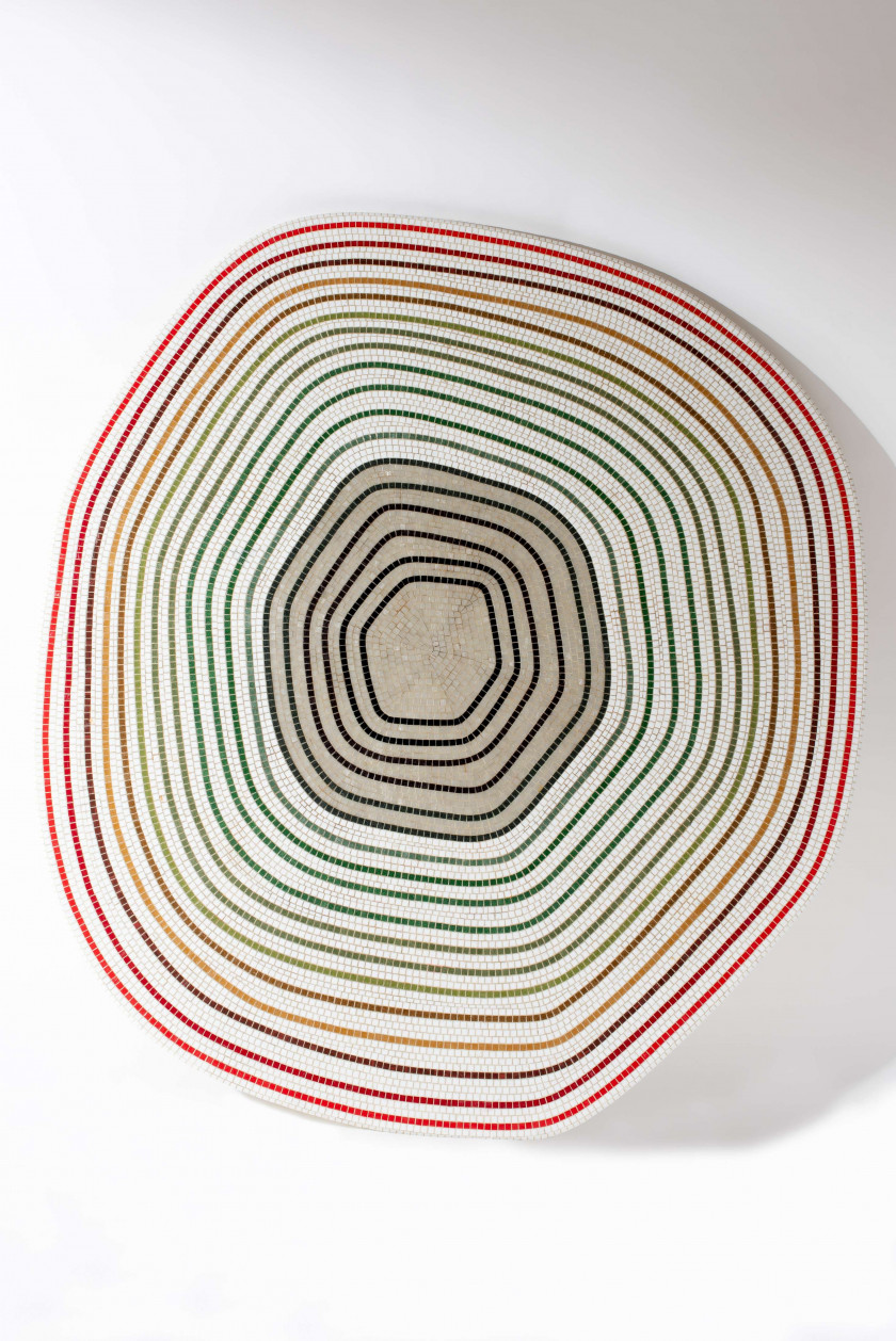 Pierre CHARPIN Né en 1962 Table de la série « All’Aperto » - 2007 Structure en polyuréthane recouvert de mosaïque « Bisazza »