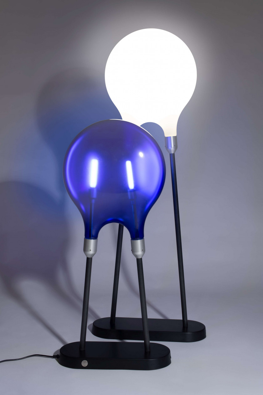 Marc NEWSON Né en 1962 Paire de lampes dites "Diode M" et "Diode S" - 2007 Pied en fonte d'acier, tiges en fibre de carbone, attache..