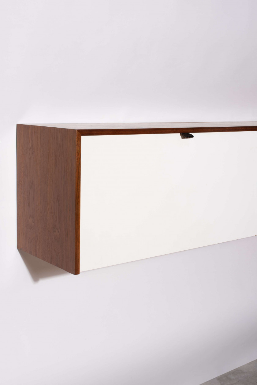 Florence KNOLL 1917-2019 Cabinet mural mod. 123 WI - Création 1947 Corps en bouleau, portes recouvertes de mélaminé blanc, poignée e...