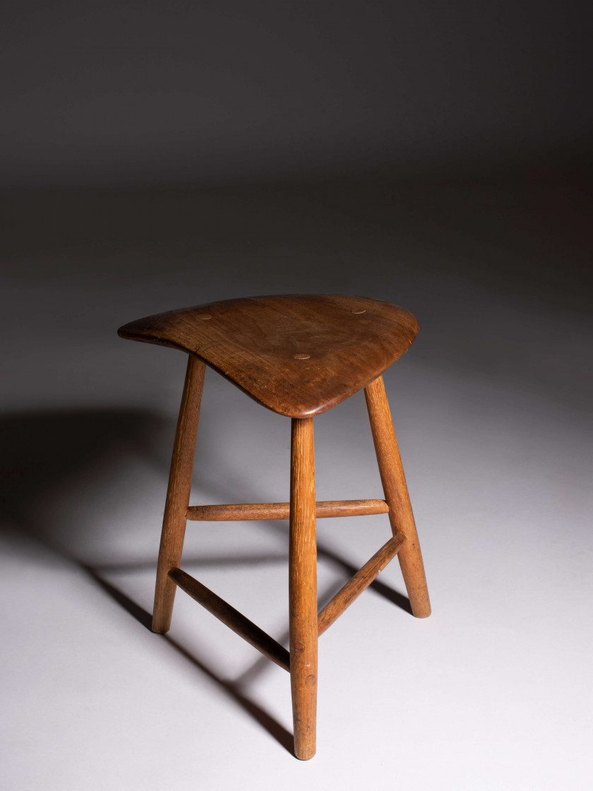 Wharton ESHERICK 1887-1970 Tabouret à trois pieds - 1961 Noyer massif sculpté