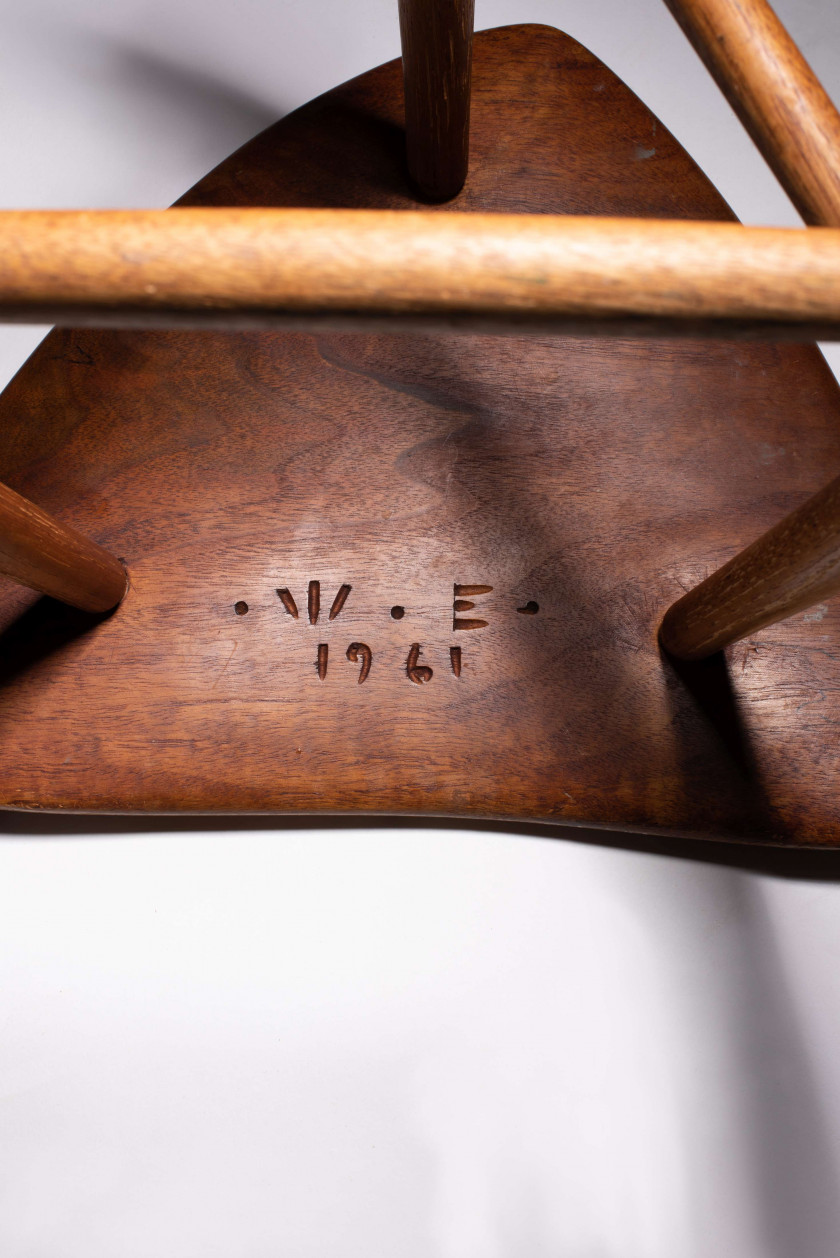 Wharton ESHERICK 1887-1970 Tabouret à trois pieds - 1961 Noyer massif sculpté