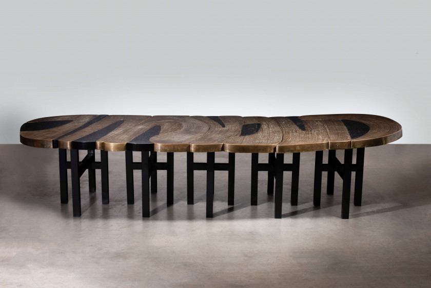 Ado CHALE Né en 1928 Unique table de récéption - 1994 Piètement en métal laqué noir, plateau en fonte de bronze et mosaïque d'hémati..