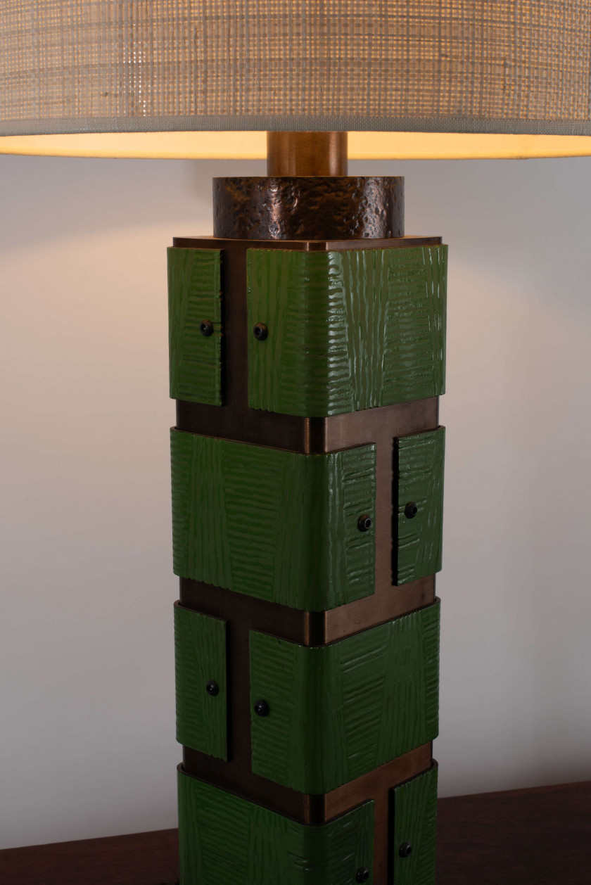 André DUBREUIL Né en 1951 Lampe dite "Colonne" - 2010 Corps en acier patiné cuivre émaillé vert