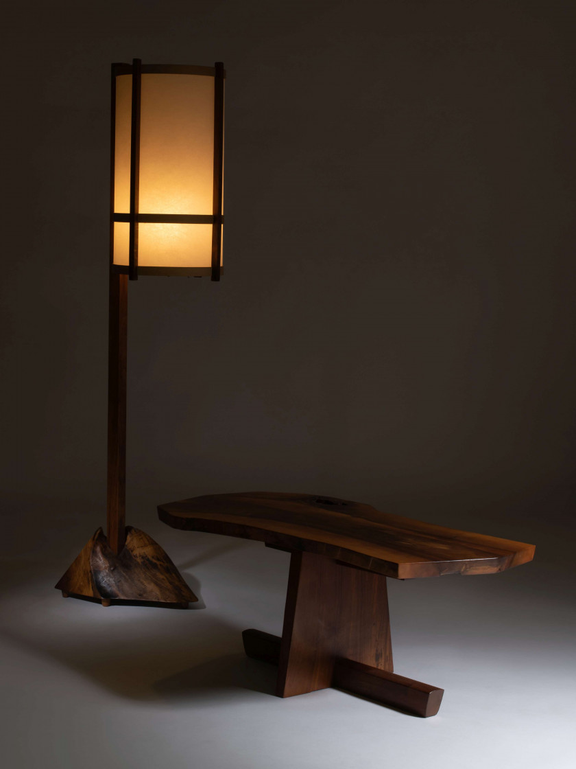 George NAKASHIMA 1905-1990 Unique table basse - Circa 1975 Noyer d'Angleterre sculpté