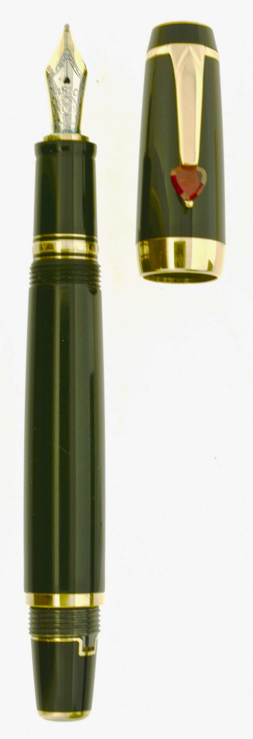 MONTBLANC Stylo plume Bohème " je t'aime ". Résine noire et attributs plaqués or. Clip serti d'une pierre rouge taillée en forme d...