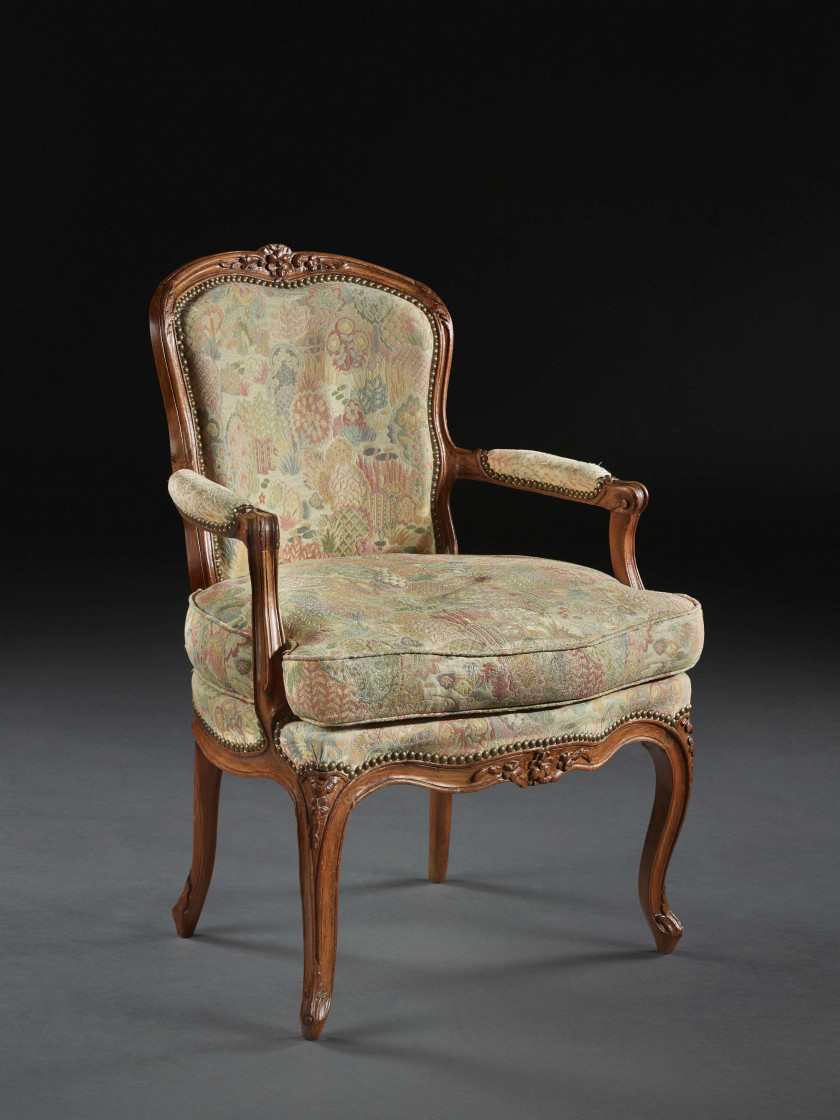 FAUTEUIL EN CABRIOLET D'ÉPOQUE LOUIS XV Trace d'estampille peut-être Jean Avisse