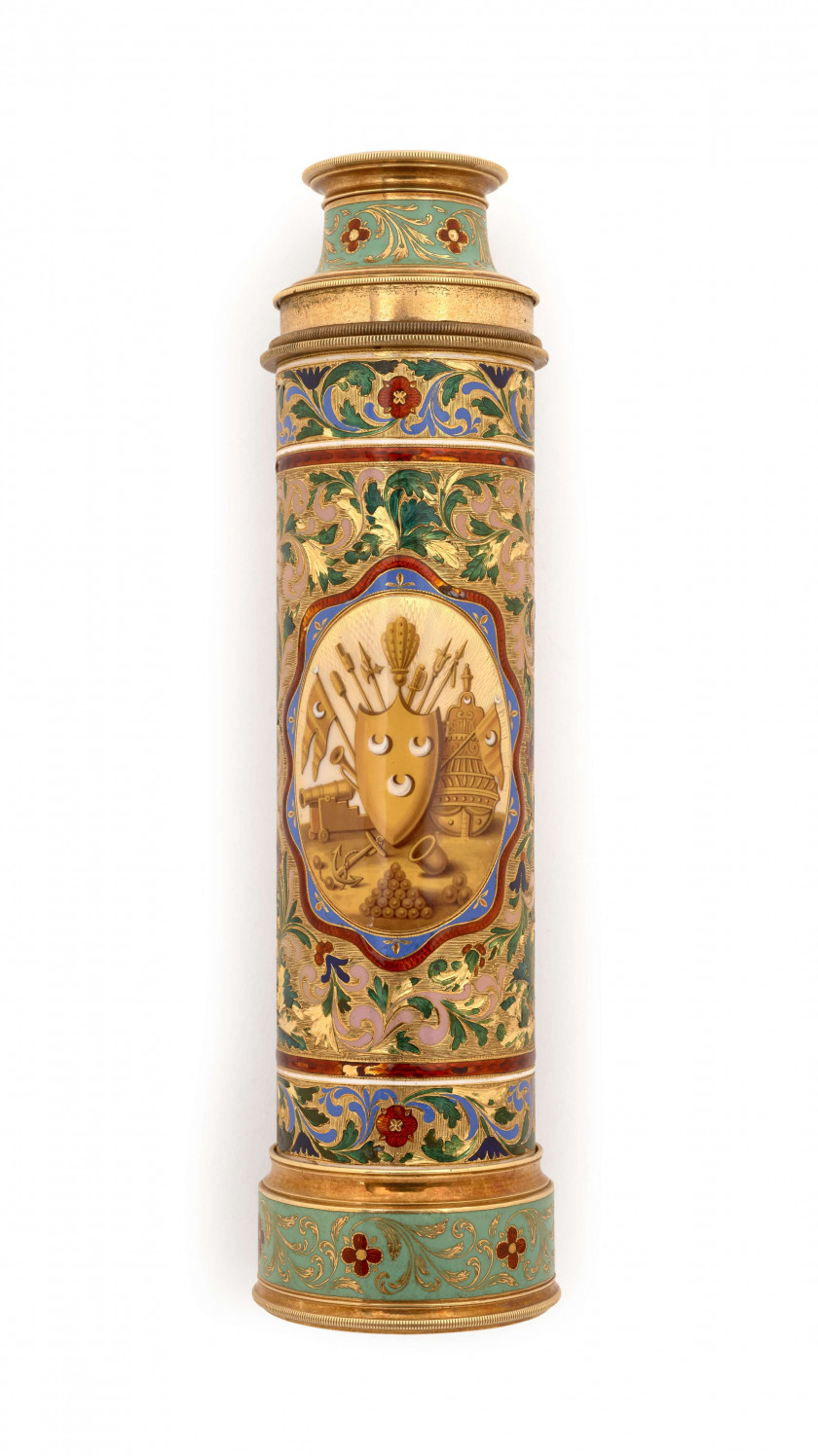 LONGUE VUE D'APPARAT FEUILLETÉE D'OR ÉMAILLÉ POUR LE MARCHÉ OTTOMAN, DÉBUT DU XIXe SIÈCLE