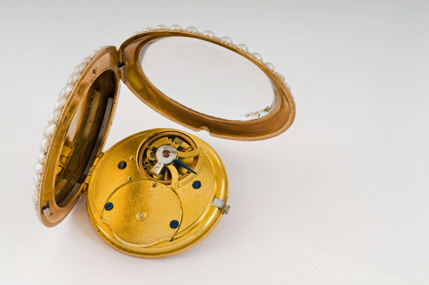 TRAVAIL SUISSE Début du XIXe siècle Montre en or sertie de demi-perles. Boîtier sur charnière avec lunet...